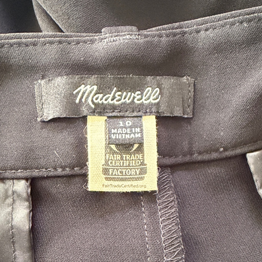 Madewell Easy Pleated Trouser Shorts in Black - Picture 3 of 5